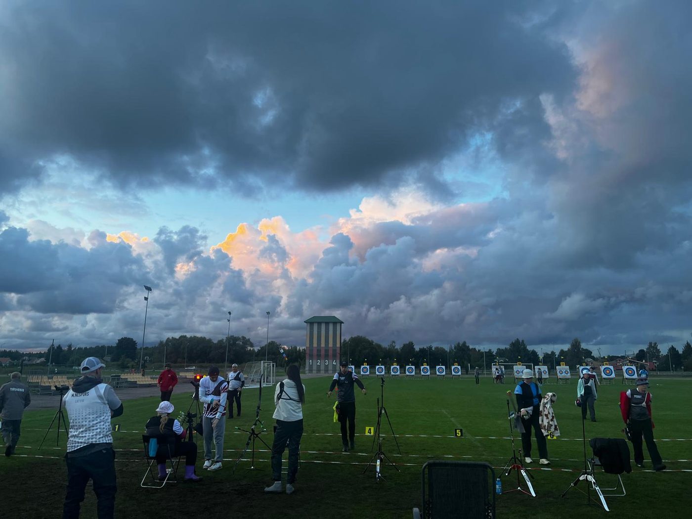 Sacensības noslēdzām līdz ar saulrietu — Grobiņas stadions, 5. septembra vakars.