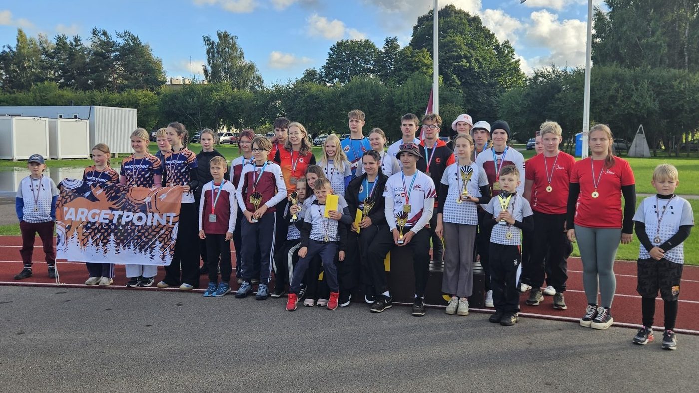 Latvijas jaunie čempioni pēc apbalvošanas — Grobiņas stadions, 6. septembra vakars.