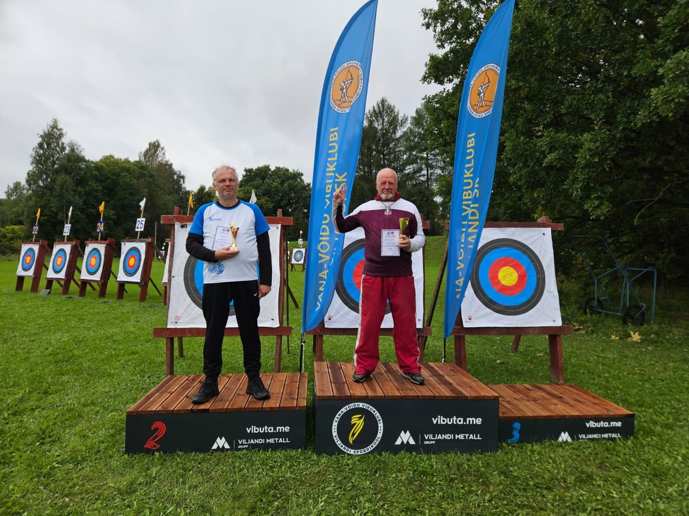 Eduards Lapsiņš (centrā) ar zelta trofeju — Puiatu Vibukeskus, 13. septembris.