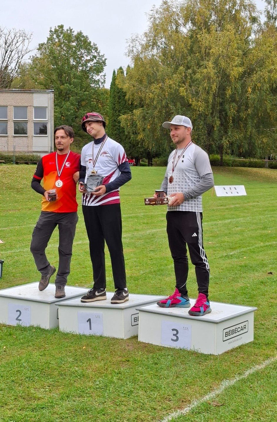 Vīriešu rekursa pjedestāls Vidzemes čempionātā (šīs sacensības kvalifikācijas kopvērtējumā): Romans Sergejevs (1.), Ēriks Logins (2.) un Toms Ābelis, Archery 4 All Suntaži, mājas sacensību saimnieks (3.).